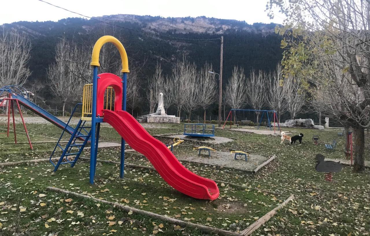 Salet Στο Δασοσ Villa Калаврита Екстериор снимка