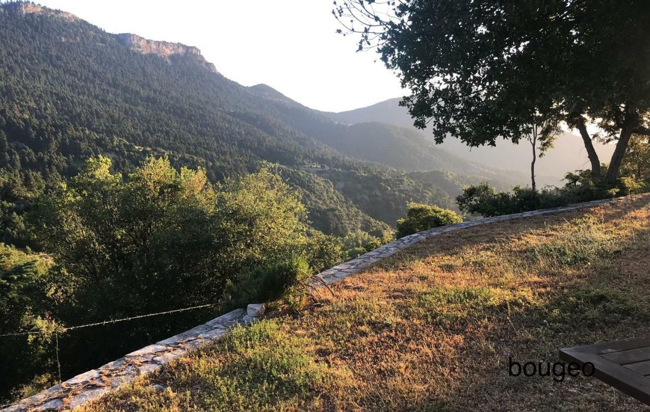 Salet Στο Δασοσ Villa Калаврита Екстериор снимка